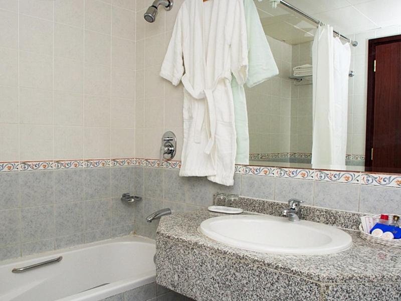 Safeer Plaza Hotel Muskat Bagian luar foto